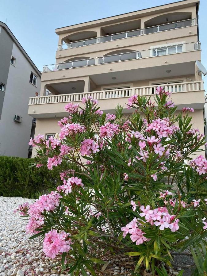 Apartmani Divna 네움 외부 사진